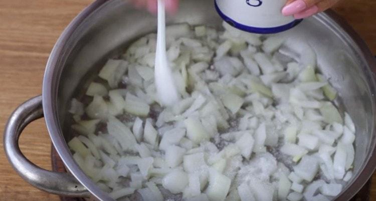 We spread the onions in a heated pan with vegetable oil.