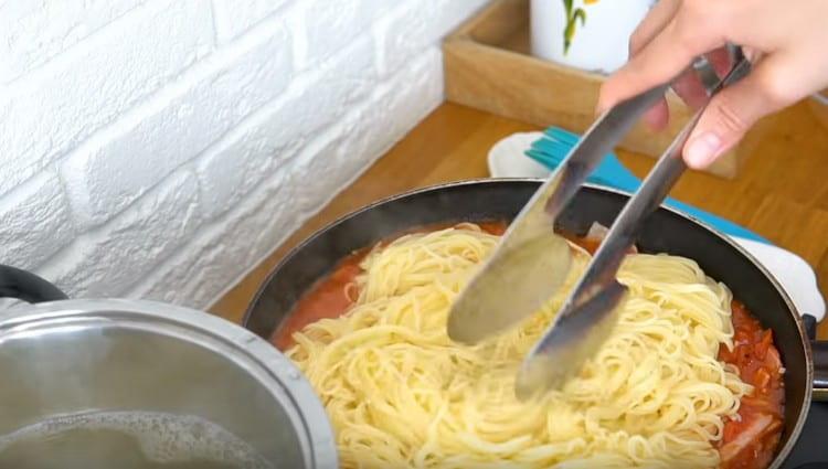 We spread boiled pasta into the sauce.
