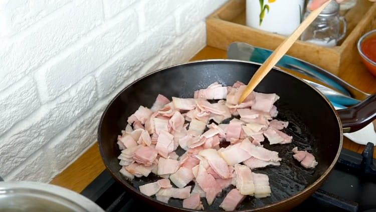 Fry the bacon in a pan.