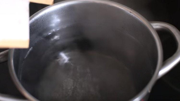 Bring the water to a boil in a saucepan.