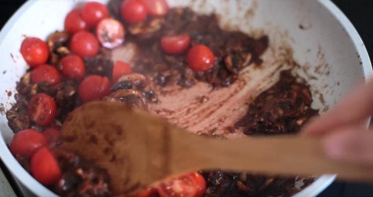 Étalez les tomates dans la casserole.