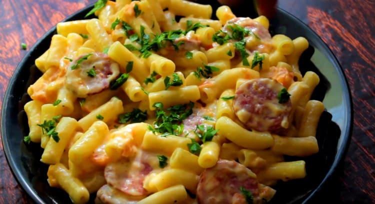 Bij het serveren van pasta met worst, kunt u bestrooien met gehakte kruiden.