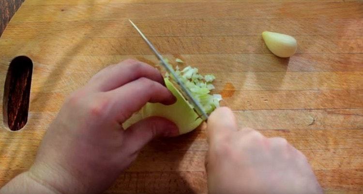 Pica finamente la cebolla.