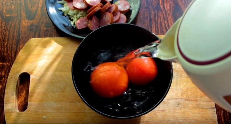 Giet kokend water over de tomaten en maak er een kruisvormige incisie op.