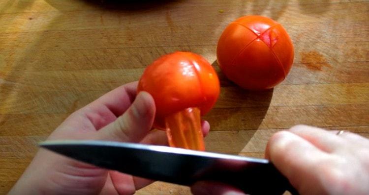 Schil de tomaten van de schil.