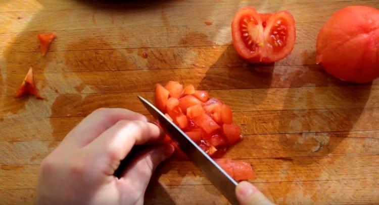 Couper les tomates pelées en dés.