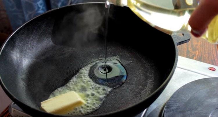 Ponga un trozo de mantequilla en una sartén y agregue aceite vegetal.