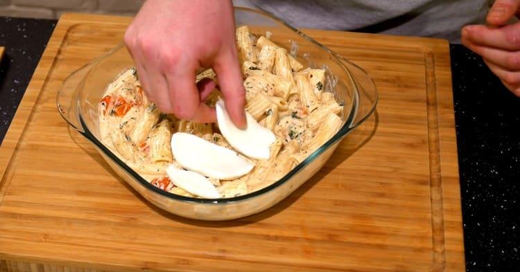 We shift the dish into the baking dish and spread the mozzarella slices on top.