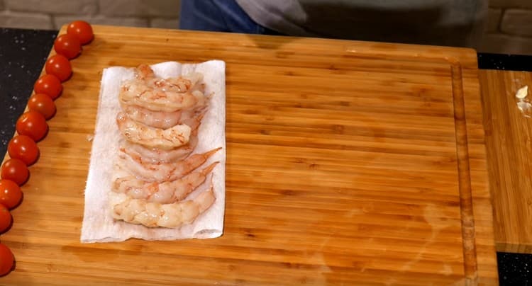 Enjuague los camarones, transfiéralos a las servilletas para eliminar la humedad.