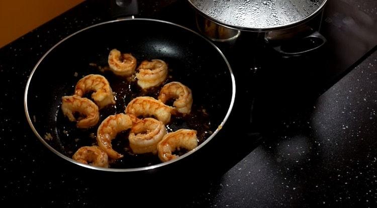 Ajouter les crevettes dans une casserole.