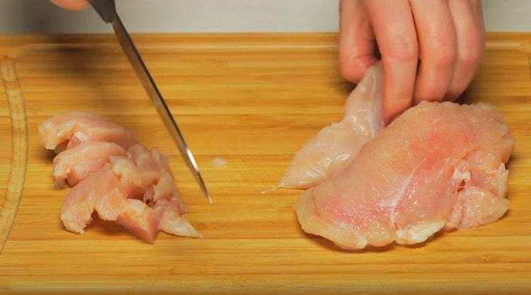 Filet de poulet coupé en fines lanières.