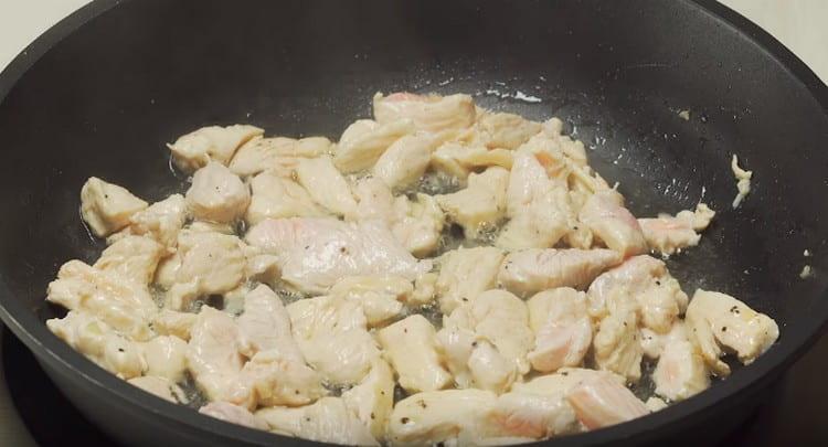 Ajouter le filet de poulet à l'ail et faire frire.