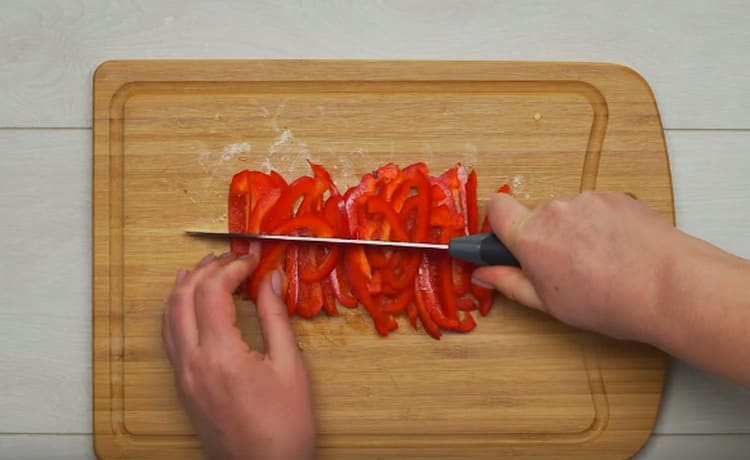 Izrežite papriku na trakice.