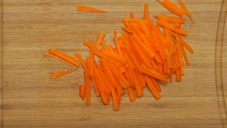 Nous avons également coupé les carottes en lanières.