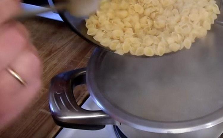 Ikinakalat namin ang pasta sa tubig at lutuin hanggang malambot.