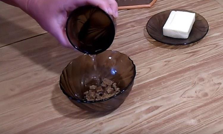 Faites fondre le beurre et dissolvez le cube de bouillon dans de l'eau bouillante.