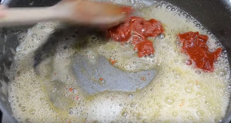 Ajouter la pâte de tomates et mélanger très rapidement.
