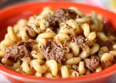 Pasta with stew in a pan - a simple recipe for a delicious dinner 🍝