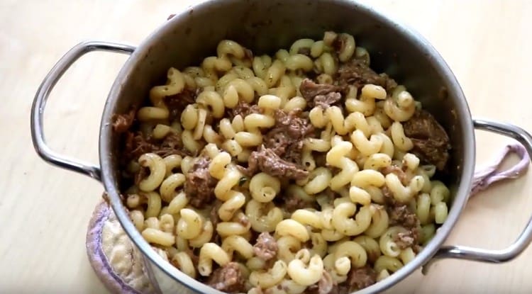 Guisar el plato por varios minutos.