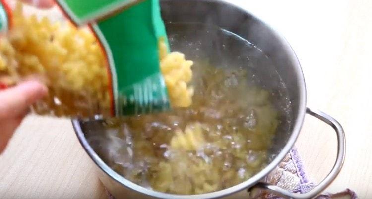 We spread the pasta into the water and cook until tender.