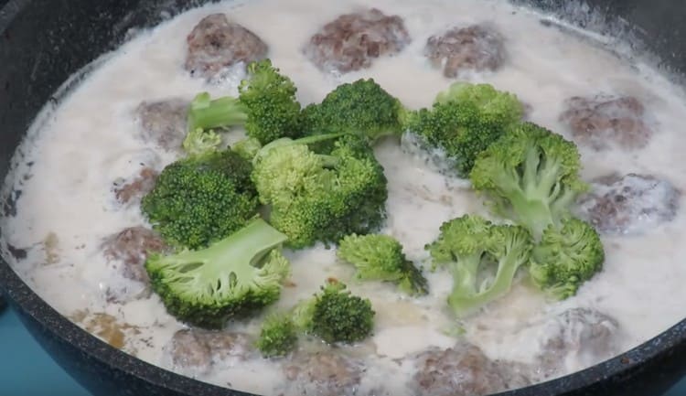 Couper le brocoli en morceaux et l'ajouter à la sauce.