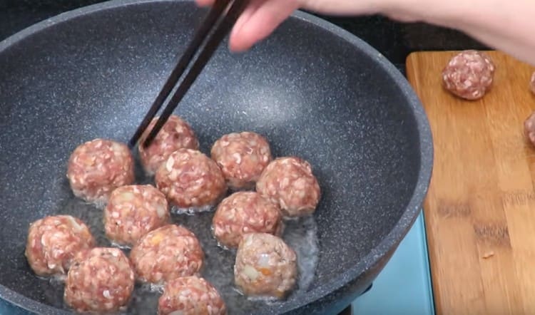 Faire frire les boulettes de viande des deux côtés dans une casserole.