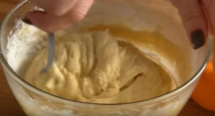 Mélanger la pâte jusqu'à consistance lisse.