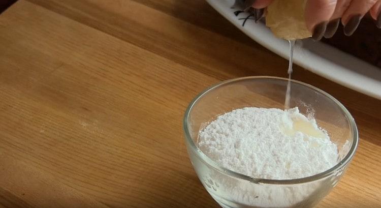 Da biste napravili glazuru, kombinirajte šećer od glazure s limunovim sokom.