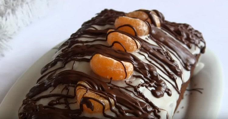 Verser sur le dessert avec du chocolat fondu.