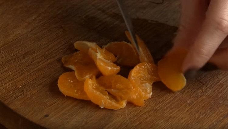 Tranches de mandarine coupées en deux.