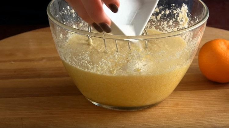 Ajoutez ensuite le zeste de citron et le sucre vanillé à la pâte.
