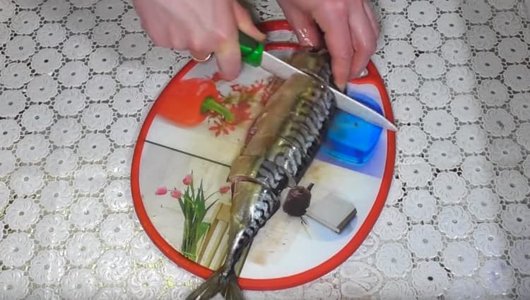 Thaw mackerel, gut, peel and cut into portions.
