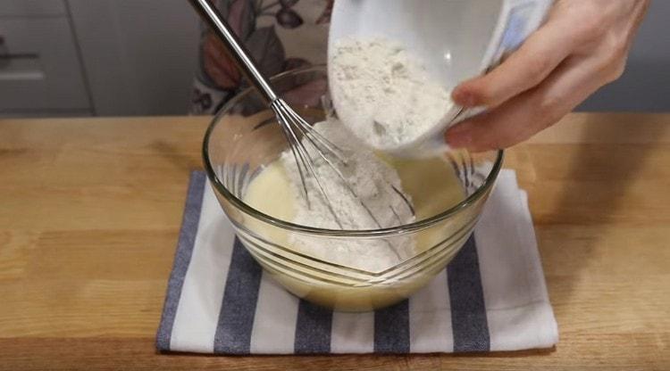 Ajoutez ensuite les ingrédients secs et mélangez la pâte.
