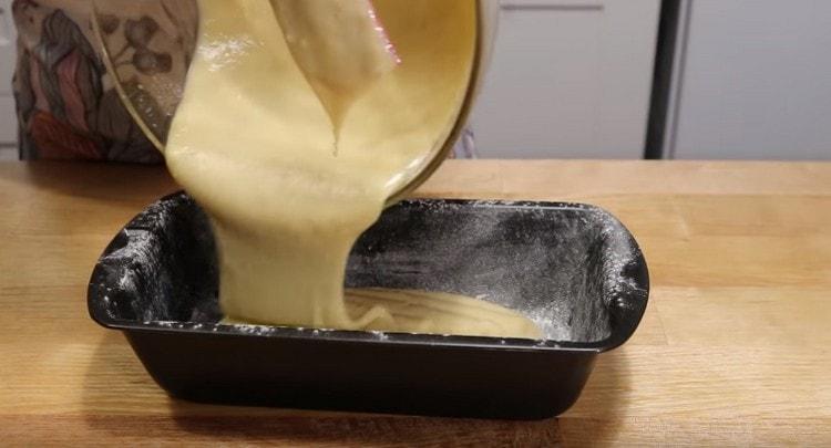 Verser la pâte dans une forme préalablement préparée.