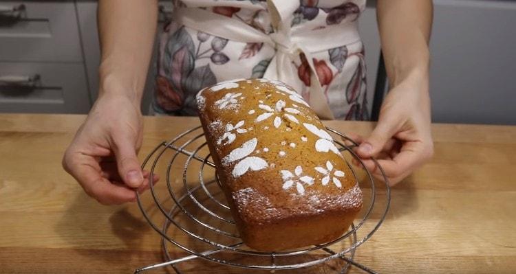Vous pouvez décorer un gâteau au miel avec du sucre en poudre en utilisant un pochoir spécial.