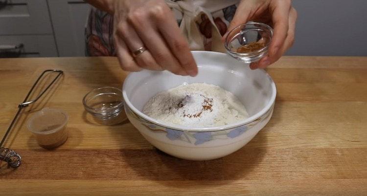 Combinez la farine avec la levure chimique, ajoutez la cannelle et la noix de muscade.