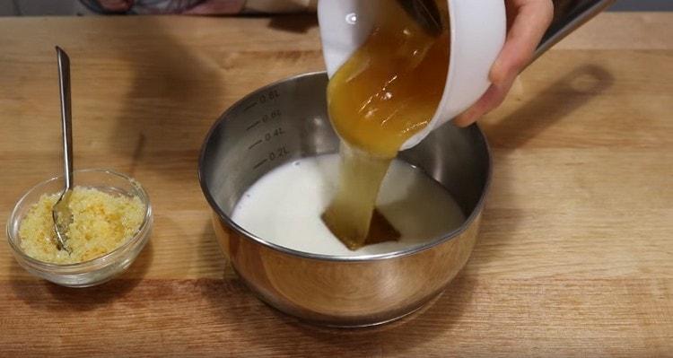 Versez le lait dans la casserole, ajoutez-y du miel.