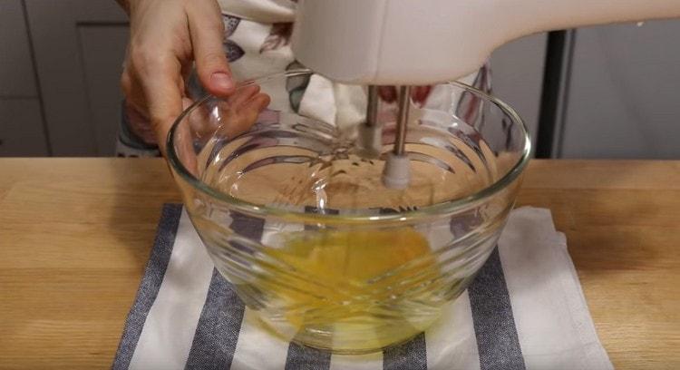 U zdjeli mikserom umutite jaje.
