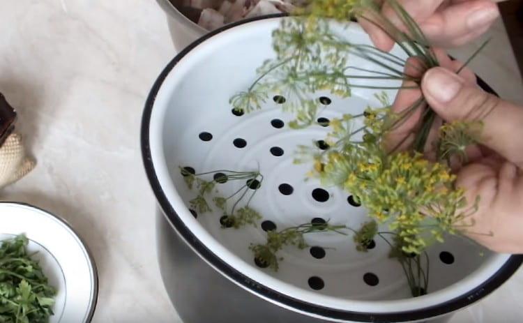 We install a steaming basket on the bowl and put dill umbrellas into it.