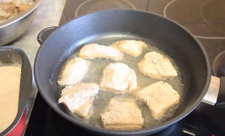 We spread the fish in a pan.