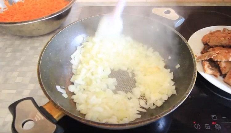 Put the onion in a pan, fry until soft.