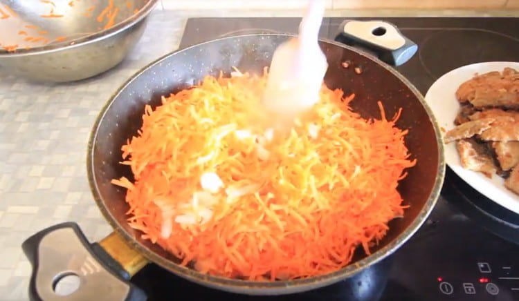 Agregue las zanahorias a la cebolla y pase las verduras.