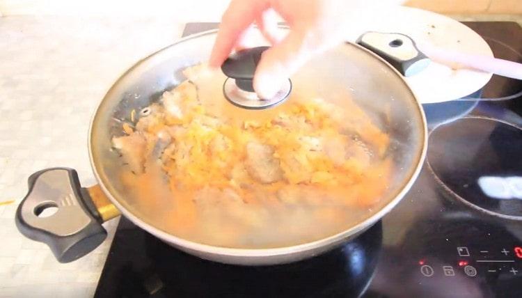 Cubrimos el pescado con vegetales con tapa para que llegue.