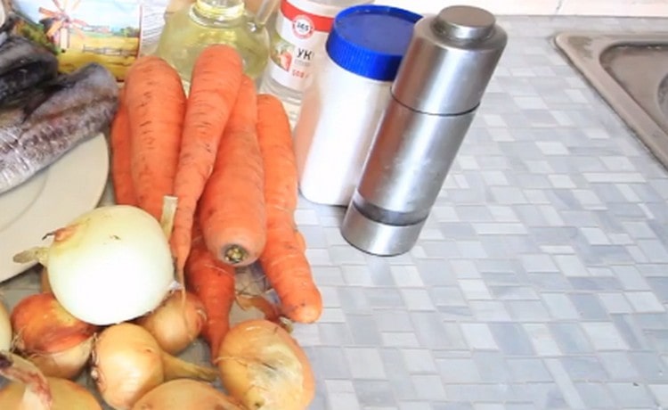 Peel the carrots and onions.