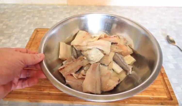 Put the pieces of fish in a roomy bowl.