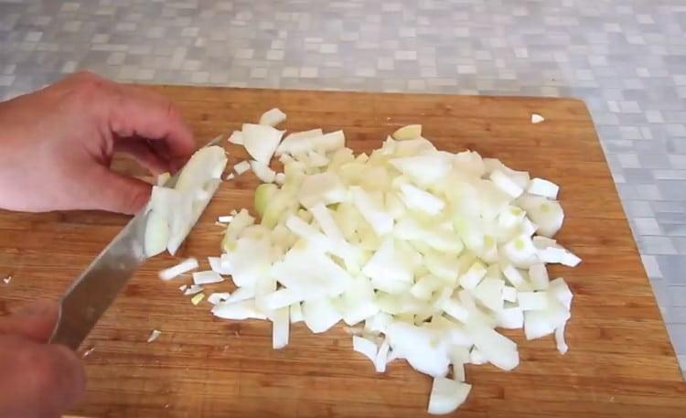 Pica la cebolla en un cubo pequeño, ralla tres zanahorias.