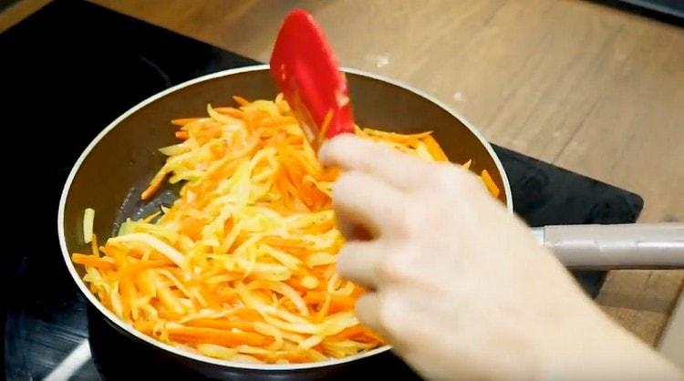 Dodajte luk i pirjajte povrće dok ne omekša.