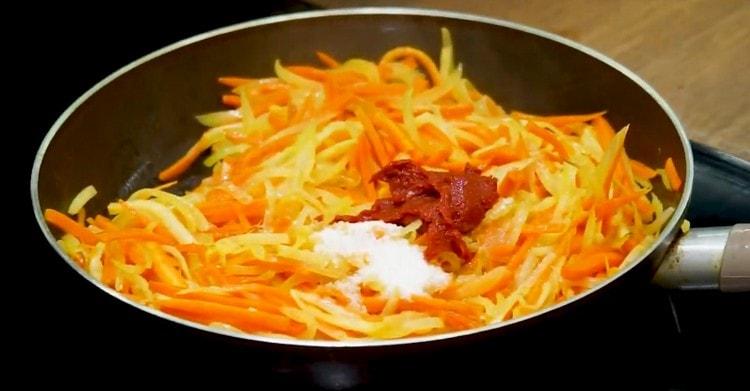 Aux légumes dans la casserole ajouter le sucre, le sel, la pâte de tomate.