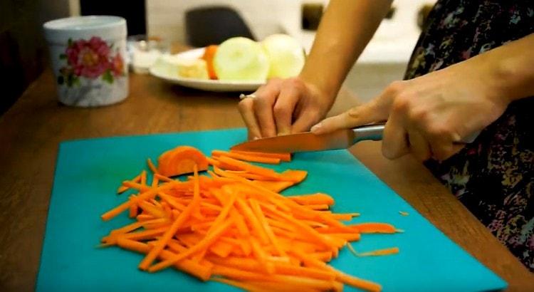 Couper les carottes en fines lanières.