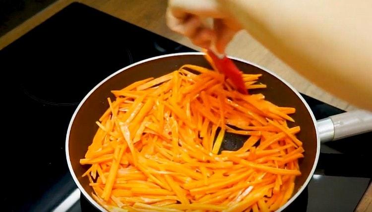 Tout d'abord, faites frire dans une poêle, étalez les carottes.